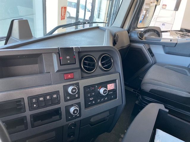 Un primer plano del tablero de instrumentos de un camión.