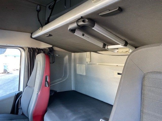 El interior de un camión con una caja en la parte trasera.