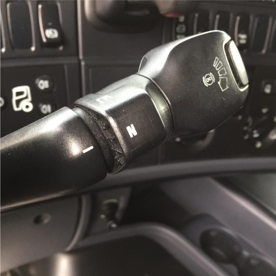 Un primer plano de un volante con la letra n en él.