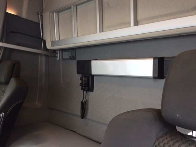 El interior de un camión con una escalera colgando del techo.