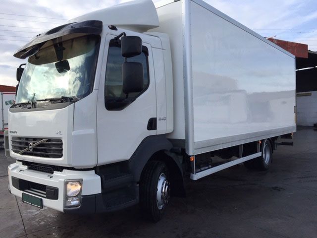 Un camión Volvo blanco está estacionado en un estacionamiento.