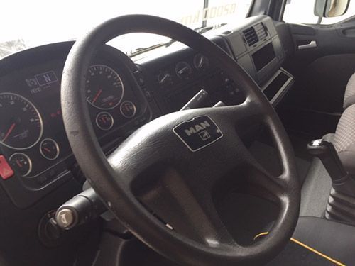 Se muestra el volante de un camión Man.