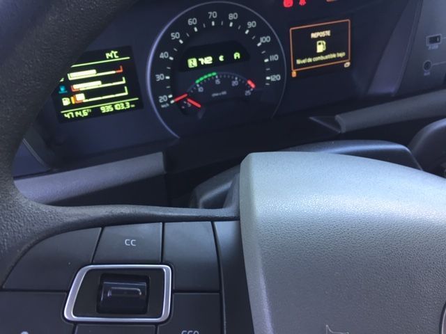 Un primer plano de un volante y un tablero de instrumentos en un automóvil.