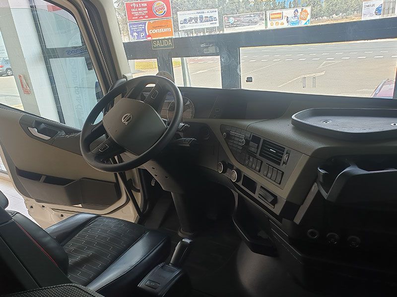 El interior de un camión con la puerta abierta y un volante.