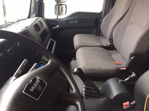 El interior de un camión de hombre con volante.