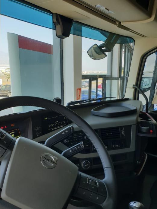 El interior de un camión Volvo con volante.