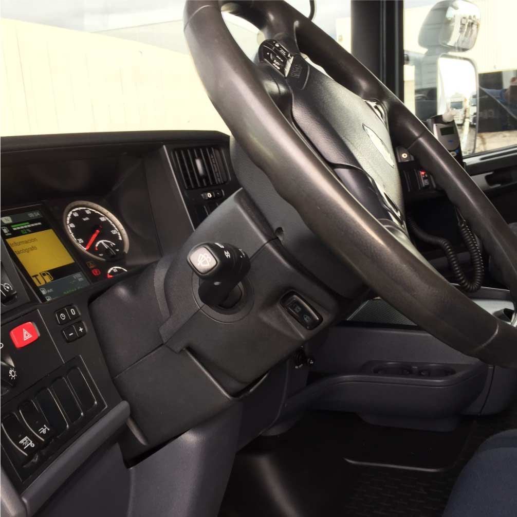 Un primer plano de un volante con una A roja en él.