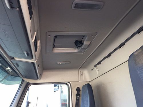 El interior de un camión con un ventilador de techo y asientos.