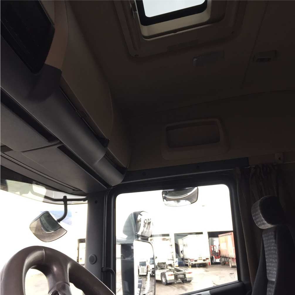 El interior de un camión con tragaluz y volante.