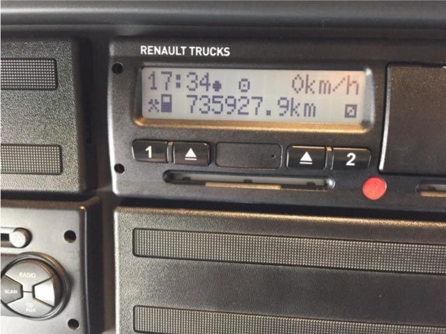 Un primer plano del tablero de instrumentos de un camión Renault.