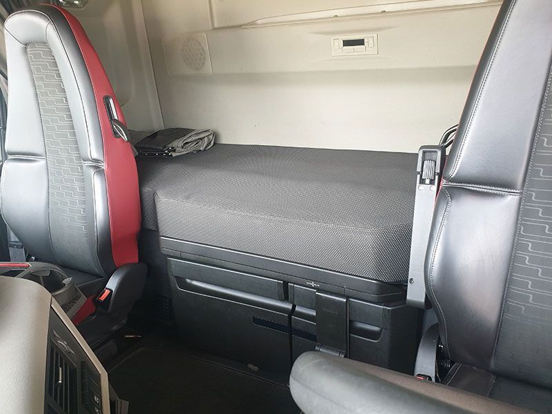 Hay una cama en la parte trasera de un camión.