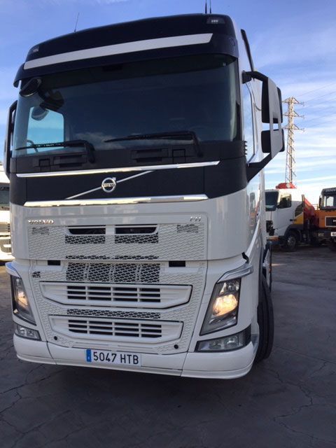Un camión Volvo blanco está estacionado en un estacionamiento.