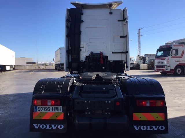 Un camión semirremolque Volvo está estacionado en un estacionamiento.