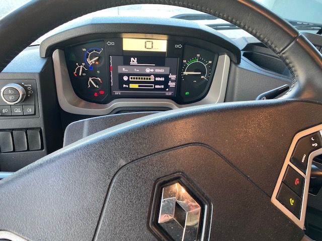 Un primer plano del volante y el tablero de instrumentos de un camión Renault.