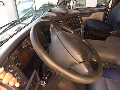 Una persona sostiene el volante en un camión.