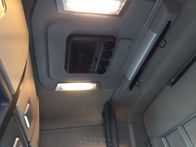 Un techo con una luz y un ventilador.