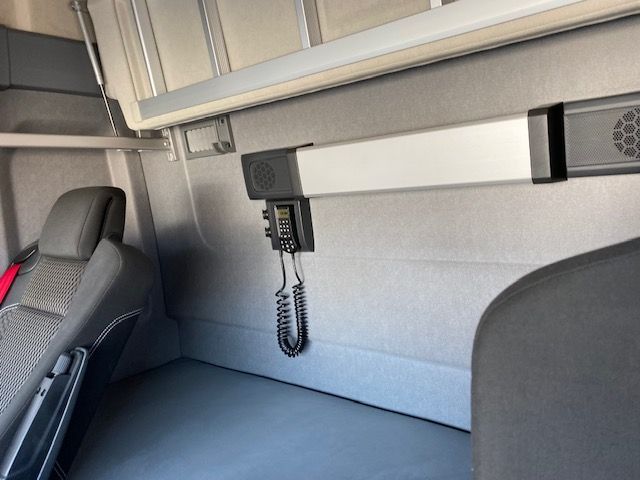 El interior de un camión con un teléfono en la pared.