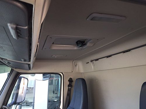 El interior de un camión con un ventilador de techo y asientos.