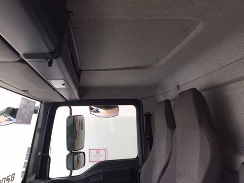 El interior de un camión con techo y asientos.