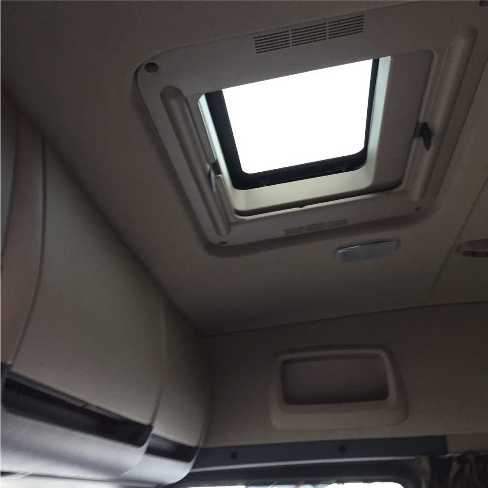 El interior de un camión con un tragaluz en el techo.