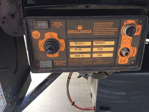 Un primer plano de un panel de control en un vehículo.