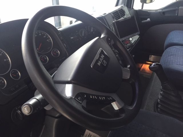 Se muestra el volante de un camión Man.