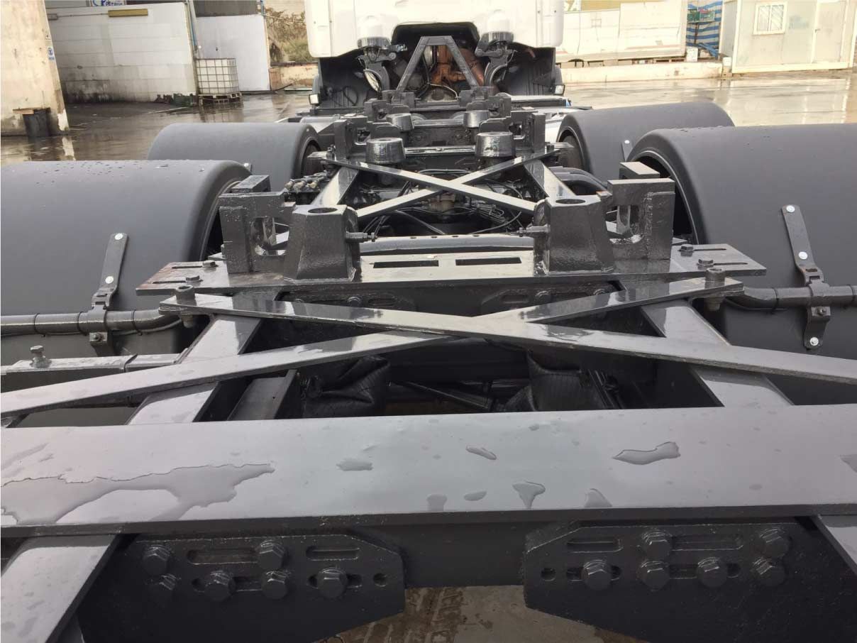 Un primer plano de la parte trasera de un camión semirremolque.