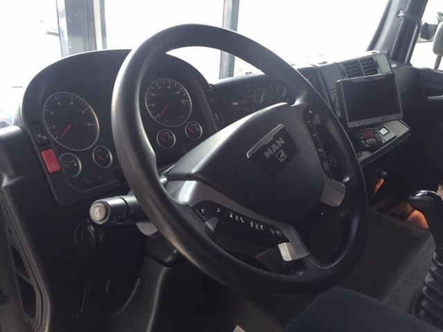 Se muestra el volante de un camión Man.