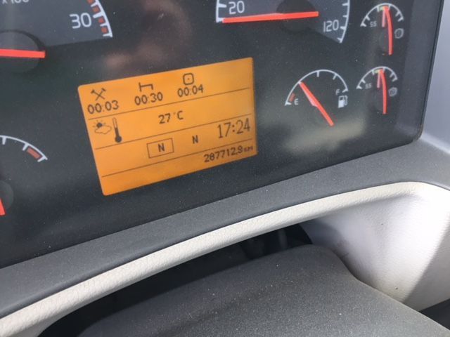 Un primer plano del tablero de un automóvil que muestra una temperatura de 27 grados centígrados.