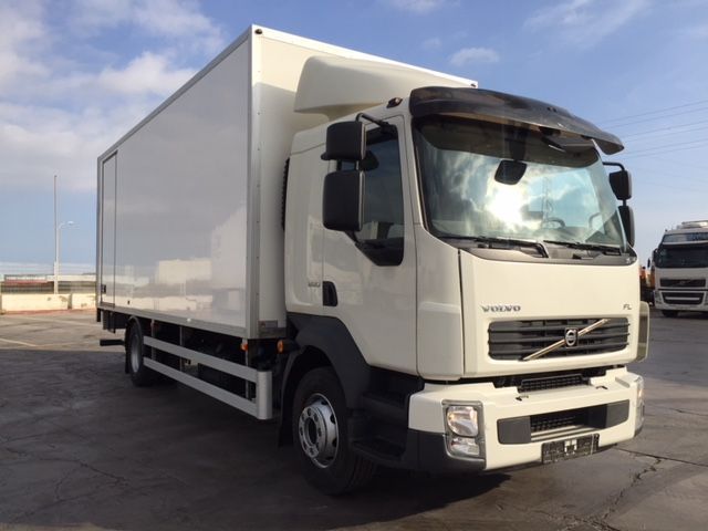 Un camión Volvo blanco está estacionado en un estacionamiento.