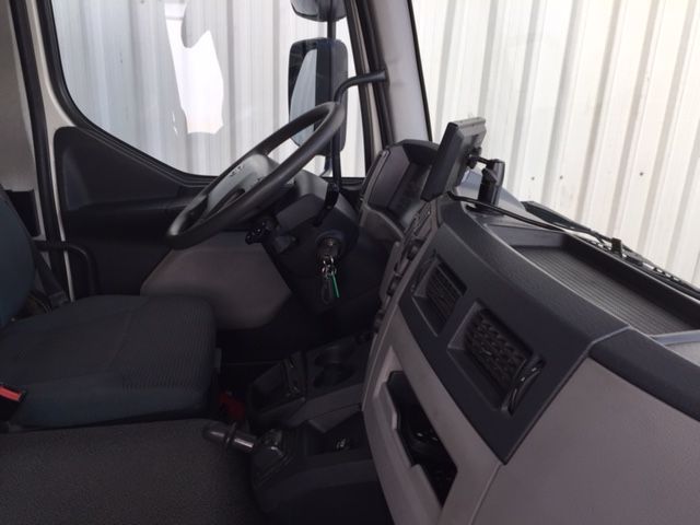 El interior de un camión con un volante.