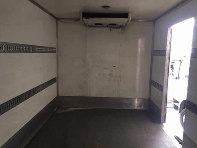 Una habitación vacía con un refrigerador en el techo.