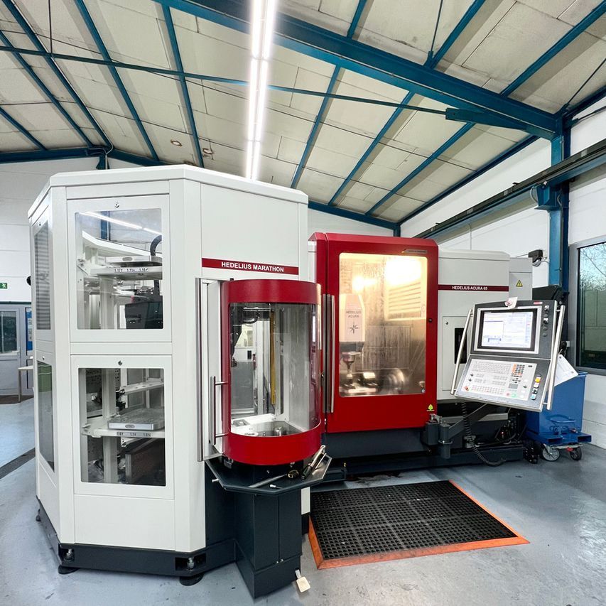 Eine Maschine mit einer roten Tür