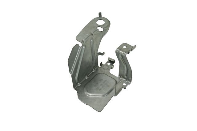 Auf einer weißen Oberfläche sitzt eine Metallklammer mit Löchern darin.