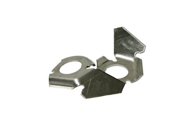 Eine Nahaufnahme eines Metallstücks auf weißem Hintergrund