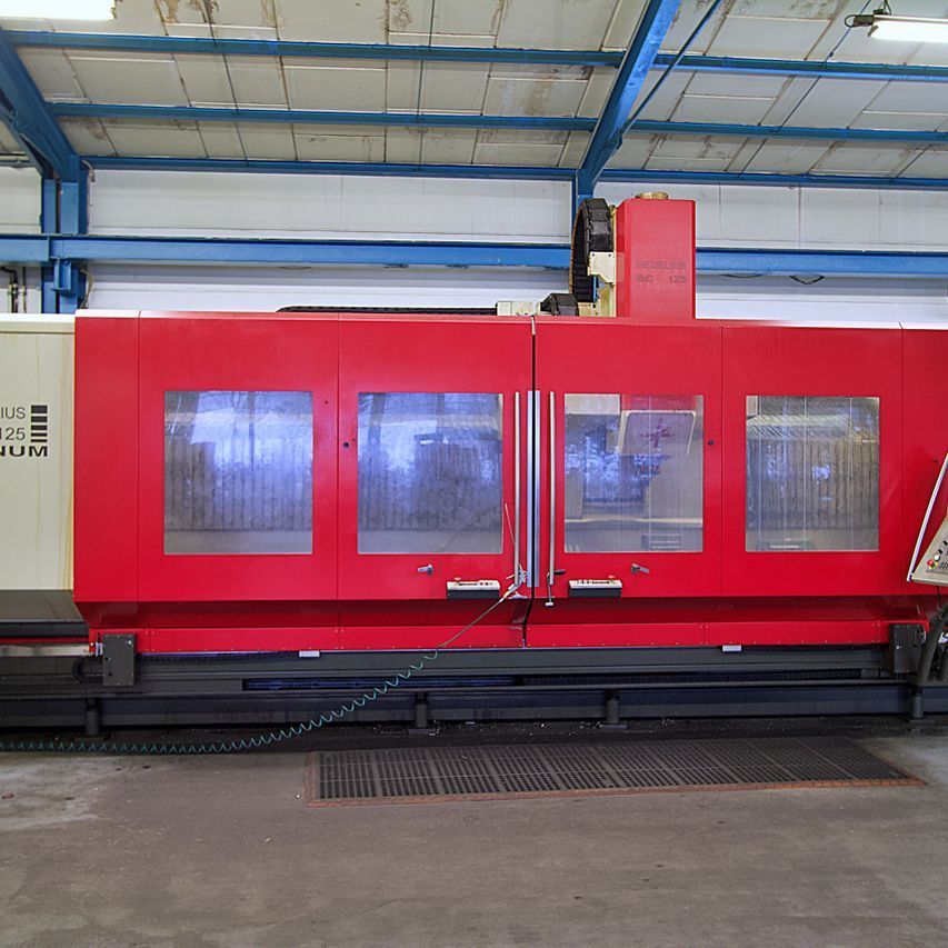 Eine große rote Maschine