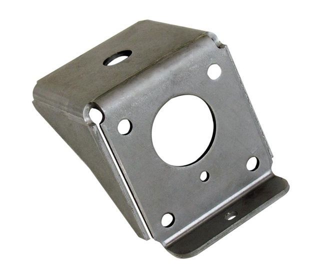 Eine Metallhalterung mit Löchern darin auf weißem Hintergrund