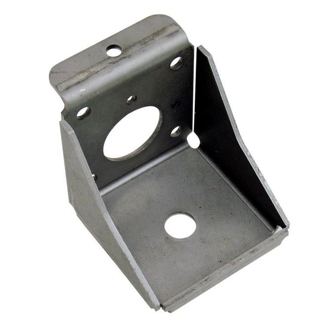 Eine Metallhalterung mit einem Loch in der Mitte