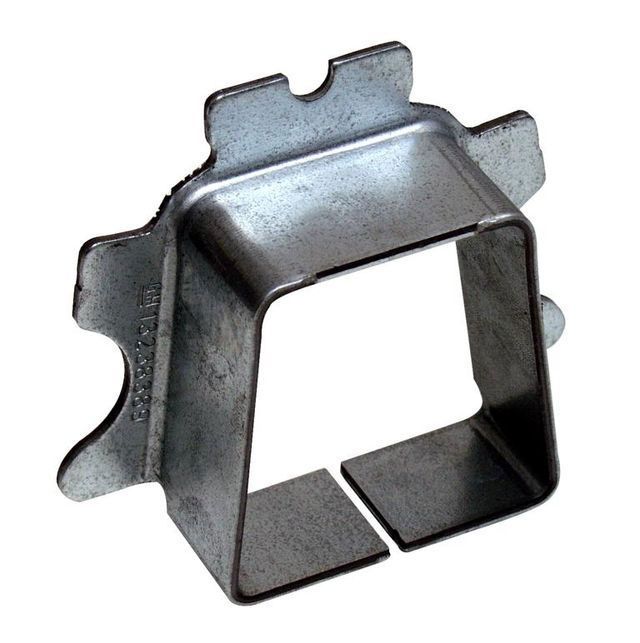 Ein Stück Metall, das wie ein Quadrat mit einem Loch in der Mitte aussieht
