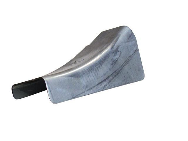 Ein Metallgegenstand auf weißem Hintergrund.