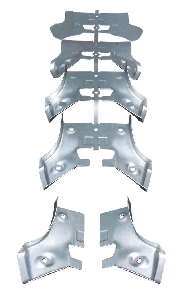 Auf einem weißen Hintergrund sind mehrere Metallteile übereinander gestapelt