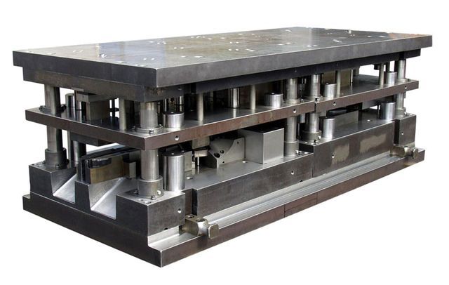 Ein Metallblock auf weißem Hintergrund.