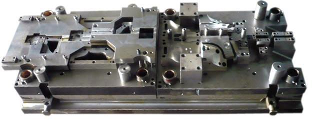 Ein Metallblock mit vielen Löchern auf weißem Hintergrund.