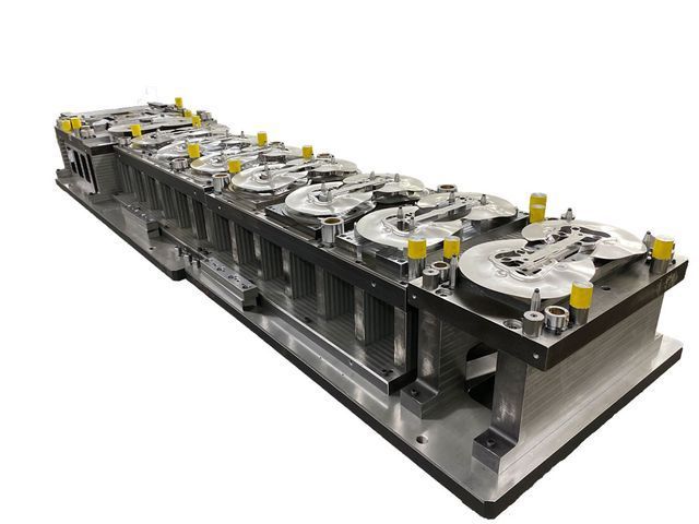 Ein sehr langes Stück Metall mit vielen Löchern darin.