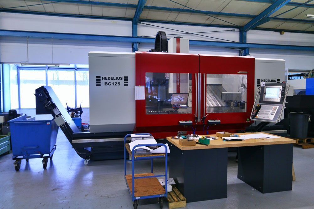 Eine Maschine in einem Raum mit einem Tisch davor