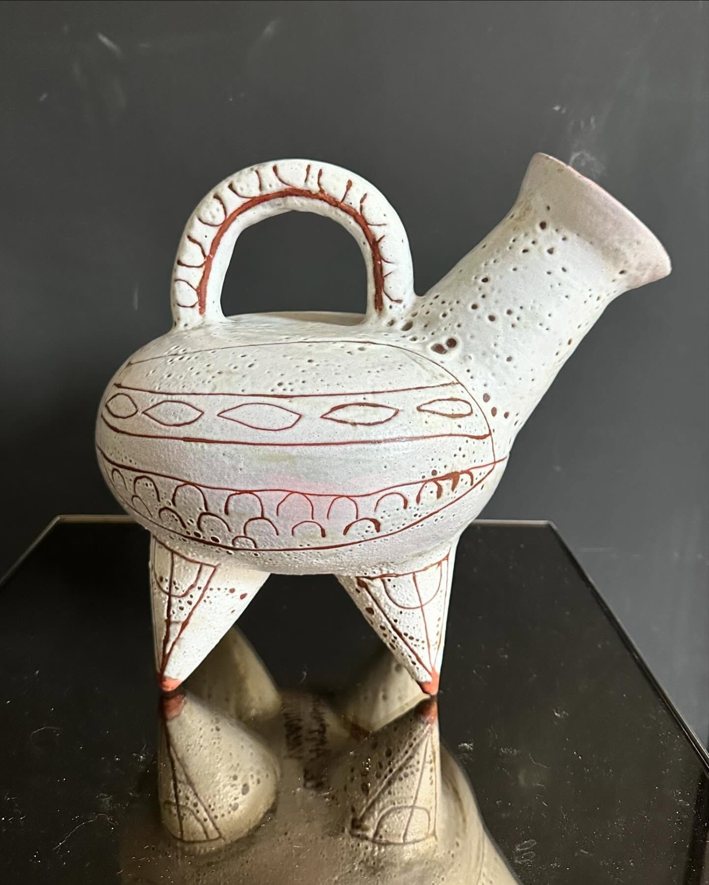 Pichet zoomorphe quadripode