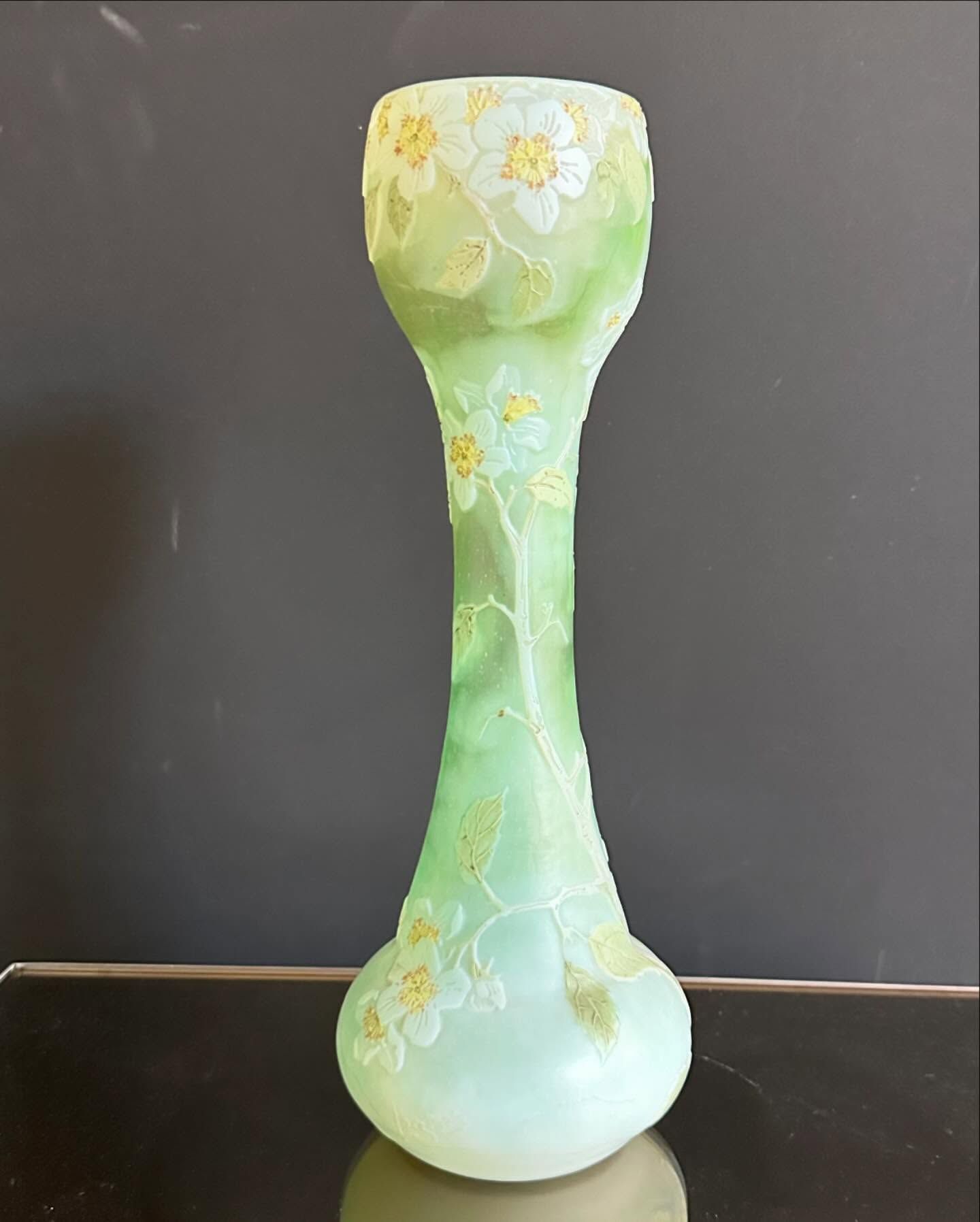 Vase à décor de fleurs de pommier