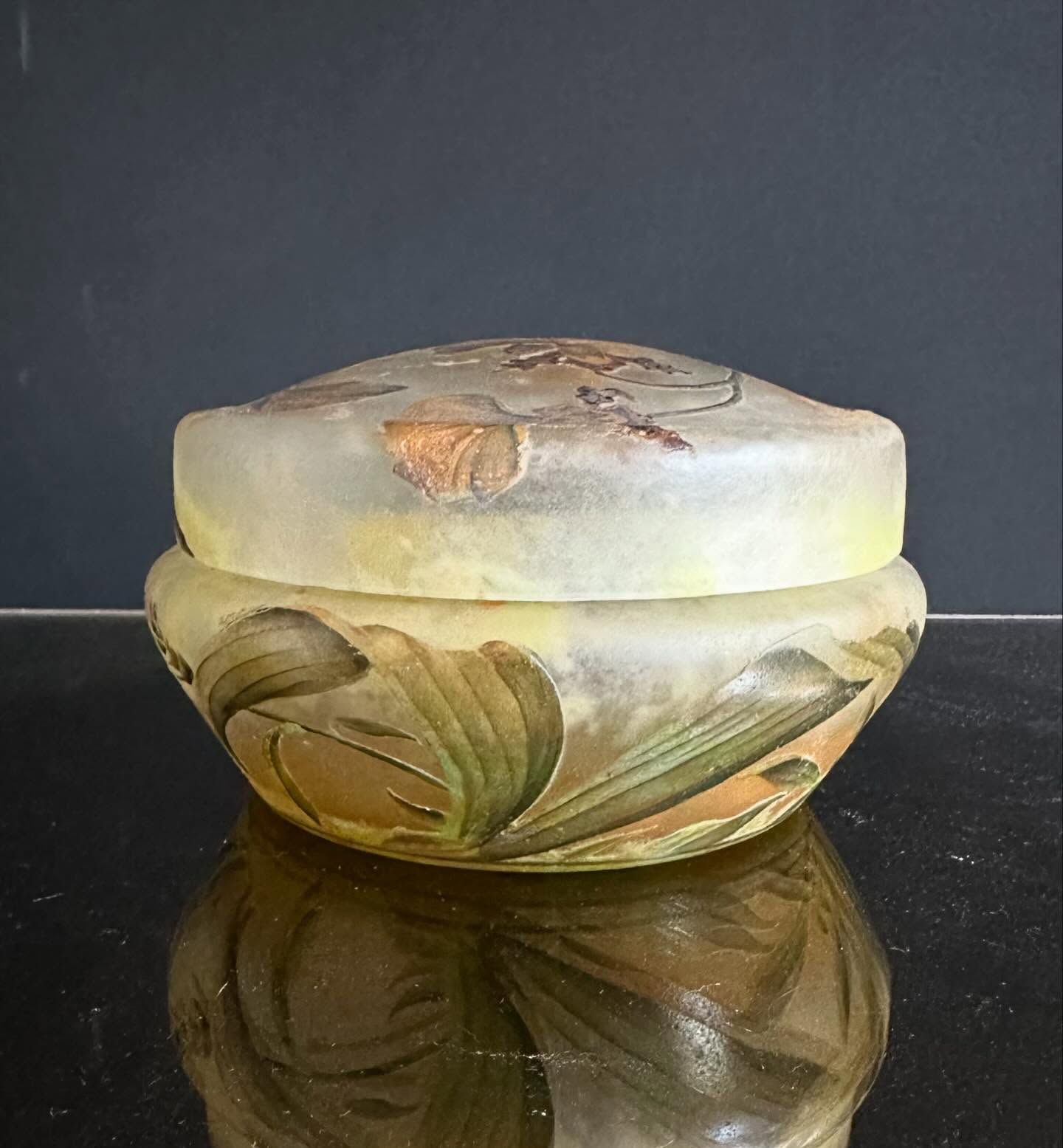 Bombonniere à décor d’orchidées