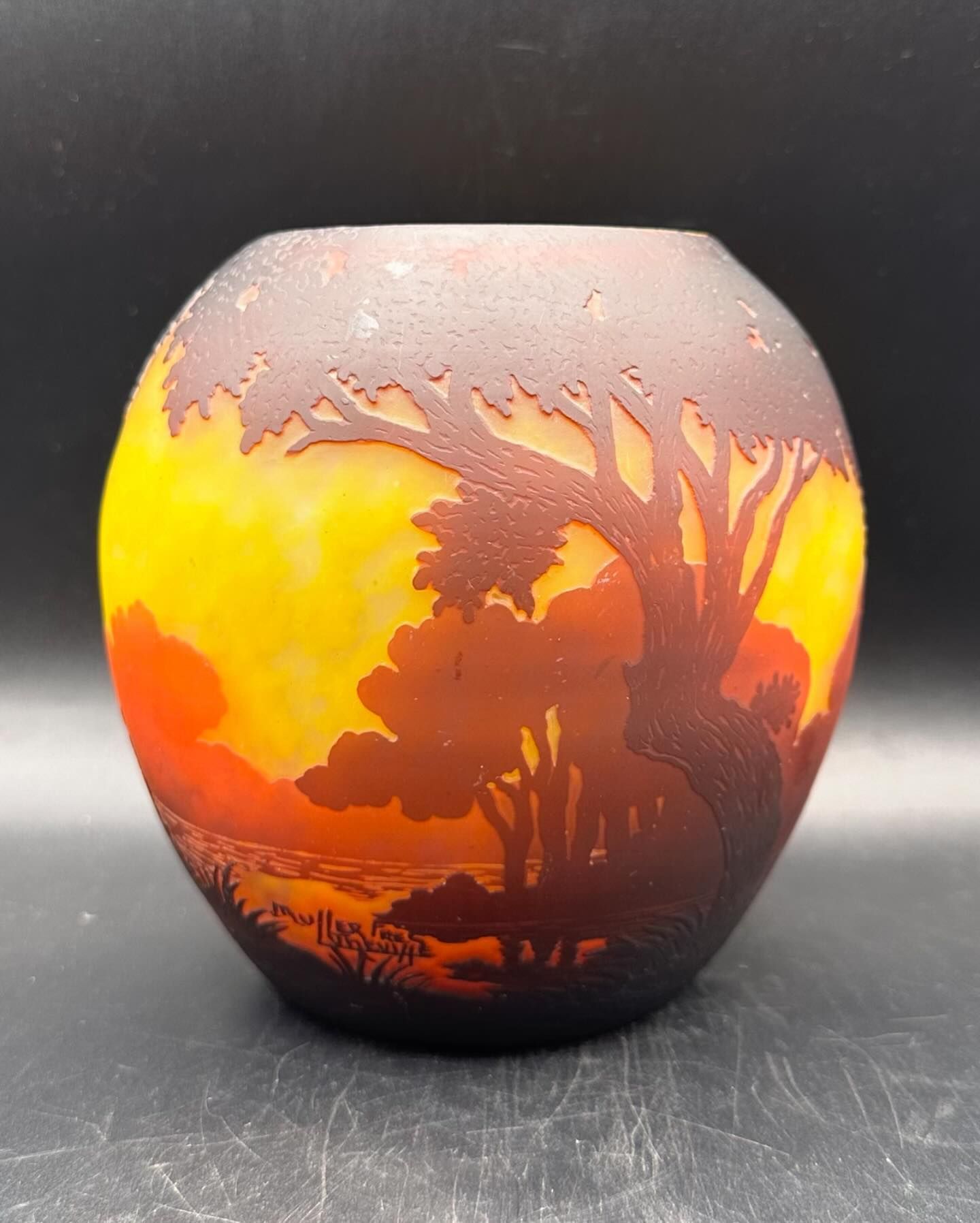 Vase boule à décor de paysage lacustre