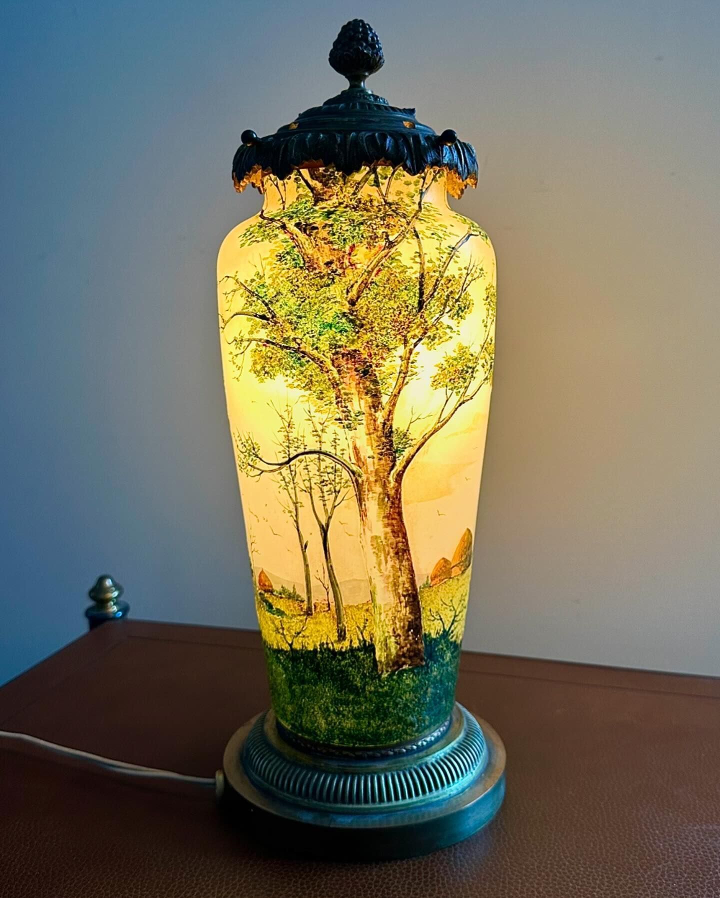 Lampe veilleuse en verre dégagé à l’acide puis émaillée